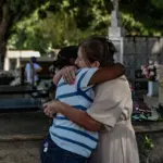 FOTOS: Famílias lotam cemitérios de Rio Branco no Dia de Finados