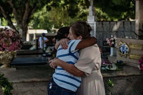 FOTOS: Famílias lotam cemitérios de Rio Branco no Dia de Finados 18 FOTOS: Famílias lotam cemitérios de Rio Branco no Dia de Finados