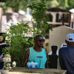 FOTOS: Famílias lotam cemitérios de Rio Branco no Dia de Finados