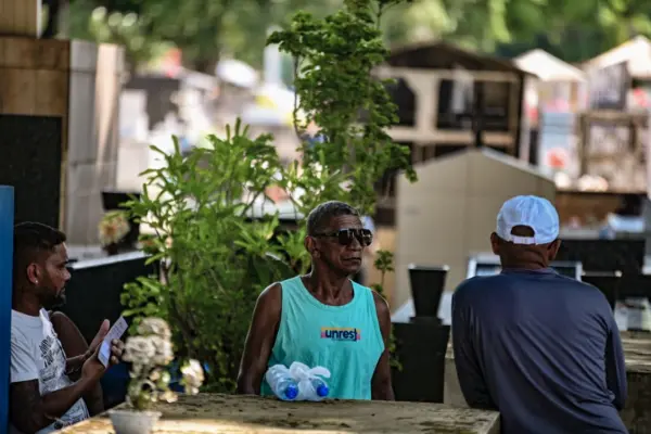 FOTOS: Famílias lotam cemitérios de Rio Branco no Dia de Finados 20 FOTOS: Famílias lotam cemitérios de Rio Branco no Dia de Finados