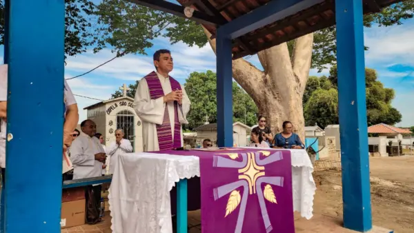 FOTOS: Famílias lotam cemitérios de Rio Branco no Dia de Finados 23 FOTOS: Famílias lotam cemitérios de Rio Branco no Dia de Finados