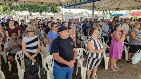 FOTOS: Famílias lotam cemitérios de Rio Branco no Dia de Finados 25 FOTOS: Famílias lotam cemitérios de Rio Branco no Dia de Finados