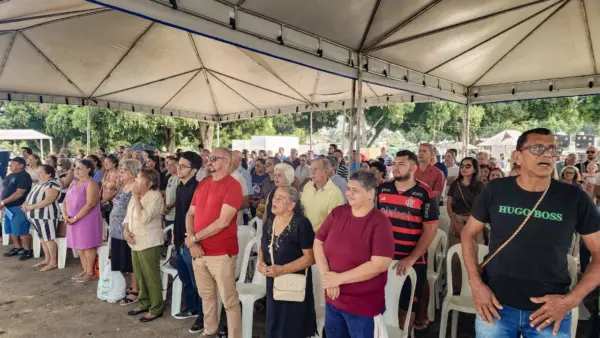 Fiéis participam de missa e prestam homenagens no Cemitério São João Batista no Dia de Finados