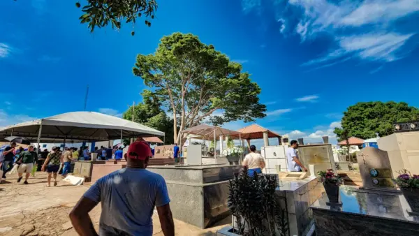 FOTOS: Famílias lotam cemitérios de Rio Branco no Dia de Finados 27 FOTOS: Famílias lotam cemitérios de Rio Branco no Dia de Finados