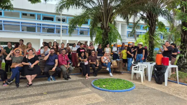 Professores protestam em frente à Prefeitura de Rio Branco por reposição salarial e não descartam greve