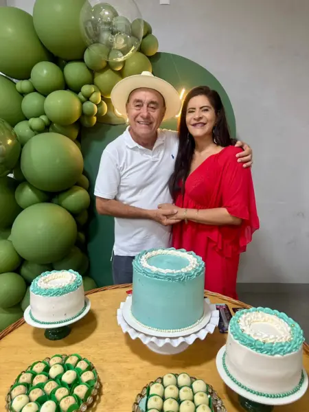 O secretário de comunicação, Ailton Oliveira, recebeu um grupo de amigos e familiares para celebrar seus 55 anos no último sábado. Veja mais na coluna Beth News 2 O secretário de comunicação, Ailton Oliveira, recebeu um grupo de amigos e familiares para celebrar seus 55 anos no último sábado. Veja mais na coluna Beth News