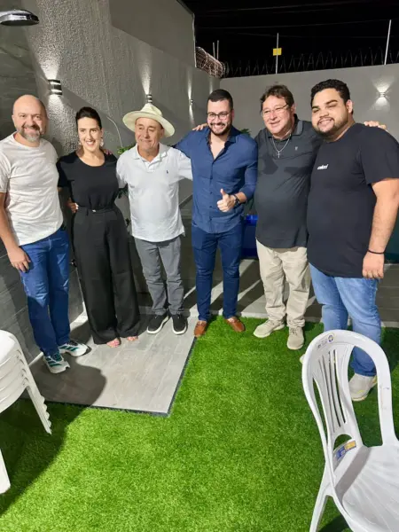 O secretário de comunicação, Ailton Oliveira, recebeu um grupo de amigos e familiares para celebrar seus 55 anos no último sábado. Veja mais na coluna Beth News 1 O secretário de comunicação, Ailton Oliveira, recebeu um grupo de amigos e familiares para celebrar seus 55 anos no último sábado. Veja mais na coluna Beth News