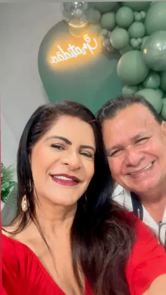 O secretário de comunicação, Ailton Oliveira, recebeu um grupo de amigos e familiares para celebrar seus 55 anos no último sábado. Veja mais na coluna Beth News 5 O secretário de comunicação, Ailton Oliveira, recebeu um grupo de amigos e familiares para celebrar seus 55 anos no último sábado. Veja mais na coluna Beth News