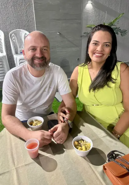 O secretário de comunicação, Ailton Oliveira, recebeu um grupo de amigos e familiares para celebrar seus 55 anos no último sábado. Veja mais na coluna Beth News 6 O secretário de comunicação, Ailton Oliveira, recebeu um grupo de amigos e familiares para celebrar seus 55 anos no último sábado. Veja mais na coluna Beth News