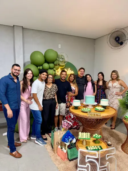 O secretário de comunicação, Ailton Oliveira, recebeu um grupo de amigos e familiares para celebrar seus 55 anos no último sábado. Veja mais na coluna Beth News 8 O secretário de comunicação, Ailton Oliveira, recebeu um grupo de amigos e familiares para celebrar seus 55 anos no último sábado. Veja mais na coluna Beth News