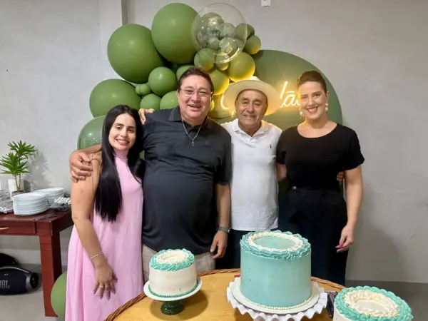 O secretário de comunicação, Ailton Oliveira, recebeu um grupo de amigos e familiares para celebrar seus 55 anos no último sábado. Veja mais na coluna Beth News 9 O secretário de comunicação, Ailton Oliveira, recebeu um grupo de amigos e familiares para celebrar seus 55 anos no último sábado. Veja mais na coluna Beth News