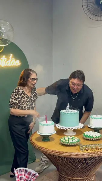 O secretário de comunicação, Ailton Oliveira, recebeu um grupo de amigos e familiares para celebrar seus 55 anos no último sábado. Veja mais na coluna Beth News 7 O secretário de comunicação, Ailton Oliveira, recebeu um grupo de amigos e familiares para celebrar seus 55 anos no último sábado. Veja mais na coluna Beth News