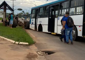 VÍDEO: Ônibus perde eixo traseiro durante trajeto e assusta passageiros em Rio Branco; “Foi livramento” 2 Foto: Reprodução
