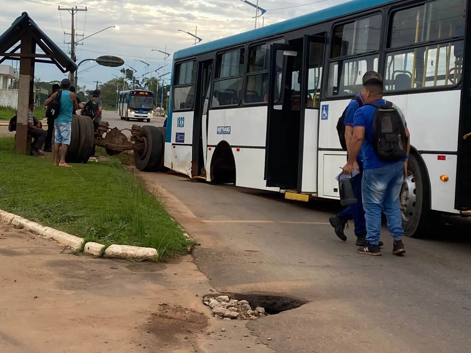 VÍDEO: Ônibus perde eixo traseiro durante trajeto e assusta passageiros em Rio Branco; “Foi livramento” 1 VÍDEO: Ônibus perde eixo traseiro durante trajeto e assusta passageiros em Rio Branco; “Foi livramento”