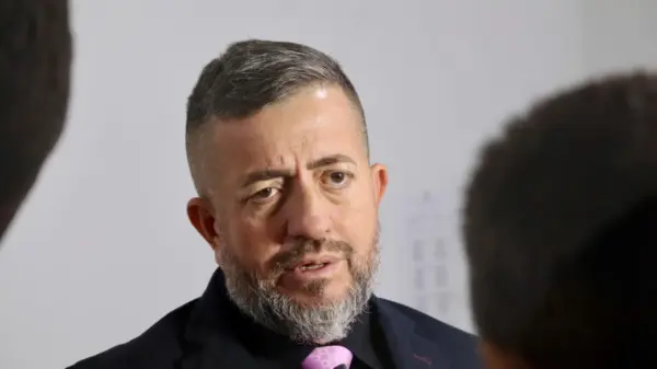 Líder do prefeito na Câmara afirma que licitação do transporte “vai sair este ano”, e admite que serviço é precário