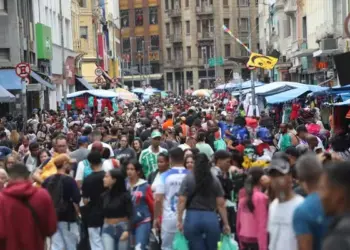Consumidores na Rua 25 de Março, Centro de SP, em imagem do dia 9 de dezembro de 2023 — Foto: Renato S. Cerqueira/Futura Press/Estadão Conteúdo