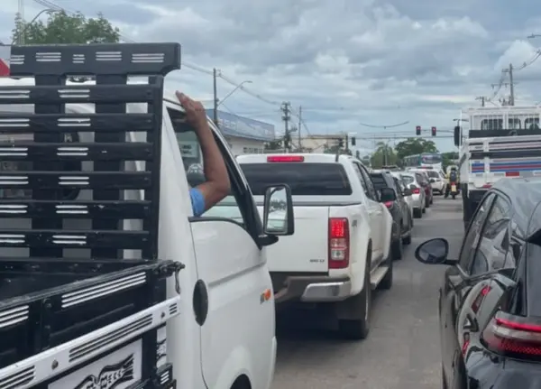 Acidente entre ônibus e caminhonete causa lentidão na Avenida Ceará em Rio Branco