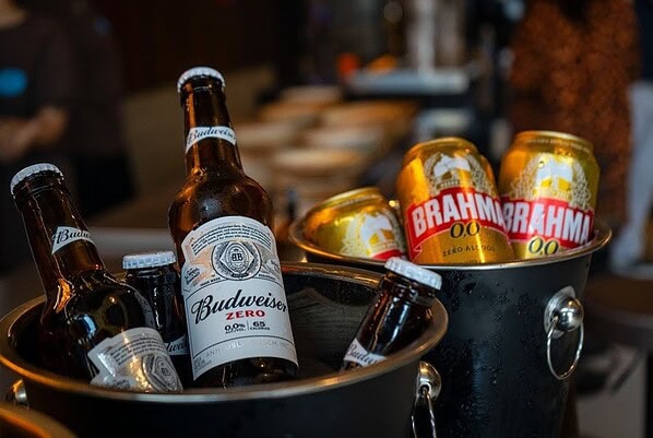 Entenda por que o consumo de cervejas sem  álcool e menos calóricas cresceu tanto no país