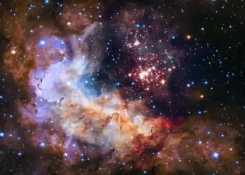 Estudo traz evidências de que o Universo está encolhendo, não expandindo; entenda 2 Uma tapeçaria brilhante de estrelas jovens ganhando vida assemelha-se a um espetáculo de fogos de artifício nesta imagem do Telescópio Espacial Hubble — Foto: NASA, ESA, Equipe Hubble Heritage (STScI/AURA), A. Nota (ESA/STScI) e Equipe Científica do Westerlund 2