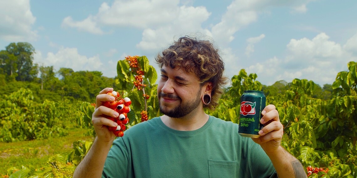 Guaraná Antarctica destaca sua conexão com a Amazônia em nova versão de comercial clássico dos anos 90 1 Guaraná Antarctica destaca sua conexão com a Amazônia em nova versão de comercial clássico dos anos 90