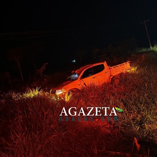 Caminhonete capota e pai e filho ficam feridos na Estrada de Porto Acre