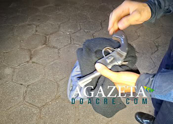 PM prende dupla suspeita de tentativa de assalto em almoxarifado próximo à Rodoviária de Rio Branco; vigilante foi ferido no rosto por estilhaços de bala 2 PM prende dupla suspeita de tentativa de assalto em almoxarifado próximo à Rodoviária de Rio Branco; vigilante foi ferido no rosto por estilhaços de bala