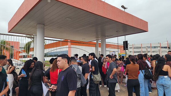 Portões do Enem já estão abertos em Rio Branco; veja fotos 4 Portões do Enem já estão abertos em Rio Branco; veja fotos