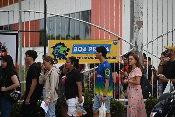 Portões do Enem já estão abertos em Rio Branco; veja fotos 15 Portões do Enem já estão abertos em Rio Branco; veja fotos