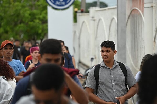 Portões do Enem já estão abertos em Rio Branco; veja fotos 13 Portões do Enem já estão abertos em Rio Branco; veja fotos
