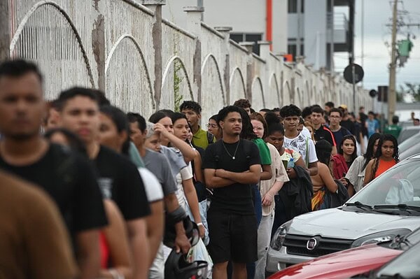 Portões do Enem já estão abertos em Rio Branco; veja fotos 12 Portões do Enem já estão abertos em Rio Branco; veja fotos