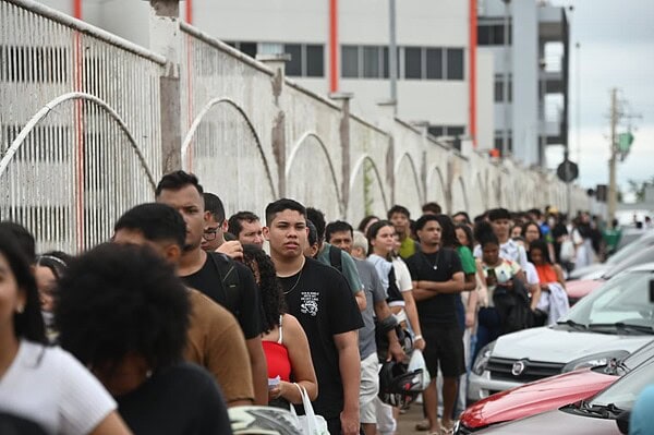 Portões do Enem já estão abertos em Rio Branco; veja fotos 11 Portões do Enem já estão abertos em Rio Branco; veja fotos
