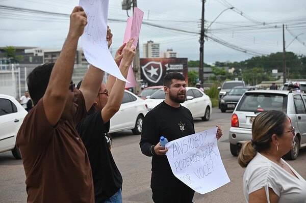Portões do Enem já estão abertos em Rio Branco; veja fotos 10 Portões do Enem já estão abertos em Rio Branco; veja fotos