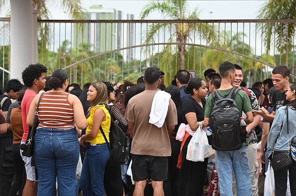 Portões do Enem já estão abertos em Rio Branco; veja fotos 6 Portões do Enem já estão abertos em Rio Branco; veja fotos