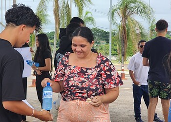 Chegou às 5h: comerciante aproveita para vender lanches em local de prova do Enem 1 Foto: Juan Vicent Diaz