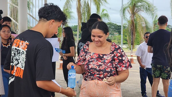 Chegou às 5h: comerciante aproveita para vender lanches em local de prova do Enem