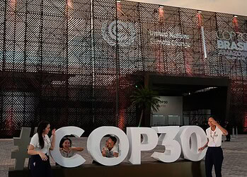 Pessoas posam para fotos em frente ao local da Conferência das Nações Unidas sobre Mudança do Clima (COP30), neste sábado (8), em Belém (PA). — Foto: AP Photo/Fernando Llano