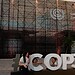 COP30 começa nesta segunda; saiba o que está em jogo e o que esperar da conferência sobre a crise do clima 9 Pessoas posam para fotos em frente ao local da Conferência das Nações Unidas sobre Mudança do Clima (COP30), neste sábado (8), em Belém (PA). — Foto: AP Photo/Fernando Llano