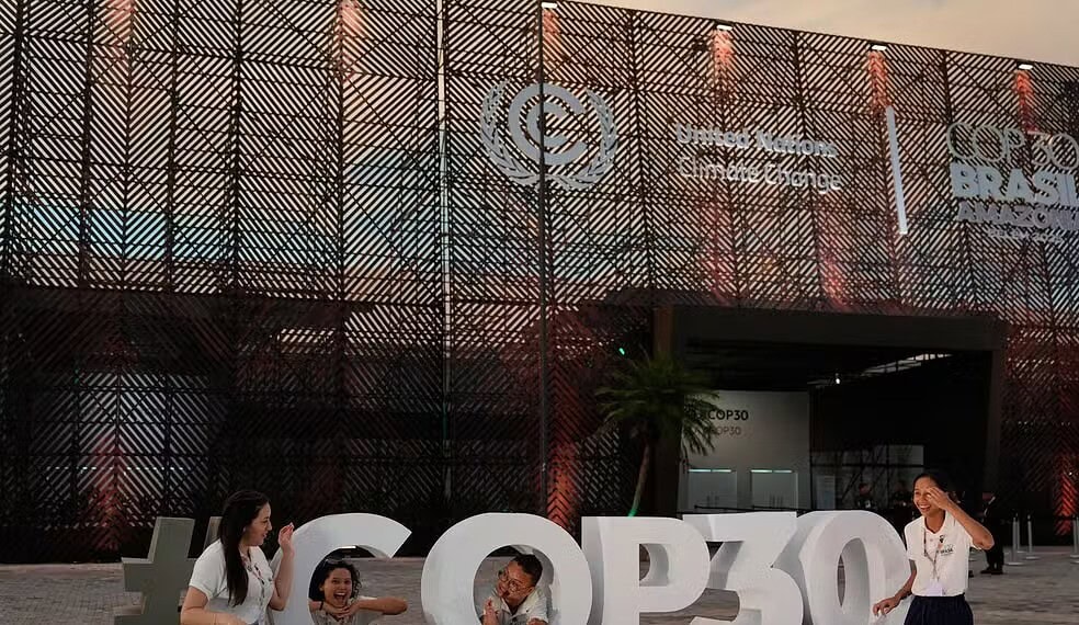COP30 começa nesta segunda; saiba o que está em jogo e o que esperar da conferência sobre a crise do clima 1 Pessoas posam para fotos em frente ao local da Conferência das Nações Unidas sobre Mudança do Clima (COP30), neste sábado (8), em Belém (PA). — Foto: AP Photo/Fernando Llano