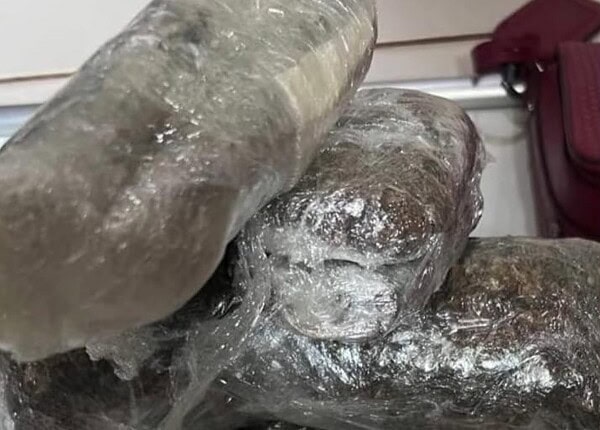 URGENTE! Advogada é flagrada tentando entrar com drogas no presídio de Rio Branco