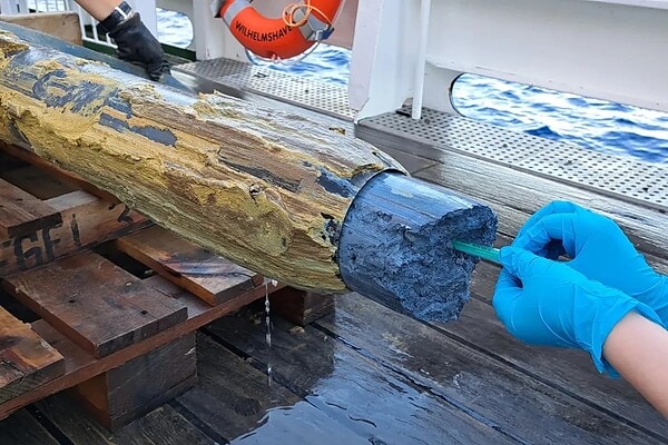 Sinais de vida em gosma vulcânica azul surpreendem cientistas; Entenda