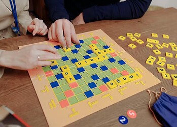 Pessoas que falam vários idiomas têm menos probabilidade de sofrer envelhecimento cerebral acelerado — Foto: Thirdman/Pexels