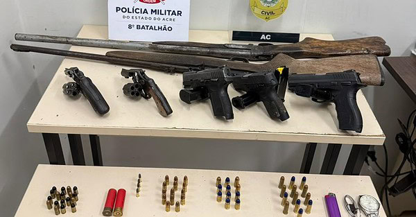 Seis homens são presos e adolescente apreendido após ataque a casas no Acre; armas e munições são apreendidas