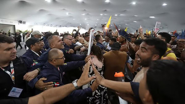 VÍDEO mostra tentativa de invasão e segurança ferido na COP 30, em Belém