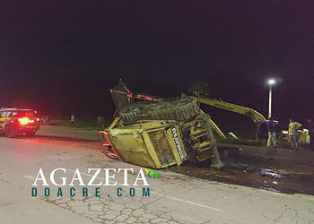 Trator cai de carreta e causa bloqueio parcial na BR-364 em Rio Branco