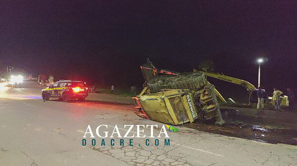 Trator cai de carreta e causa bloqueio parcial na BR-364 em Rio Branco