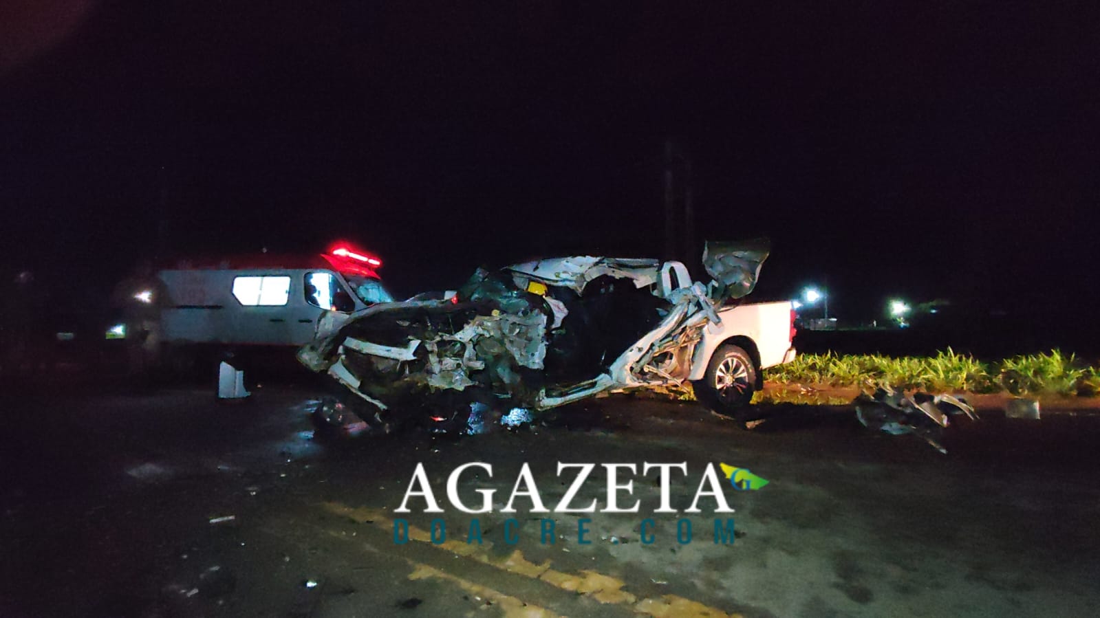 Motorista de 27 anos fica em estado grave após bater caminhonete de frente com carreta na BR-364, em Rio Branco 3 Motorista de 27 anos fica em estado grave após bater caminhonete de frente com carreta na BR-364, em Rio Branco