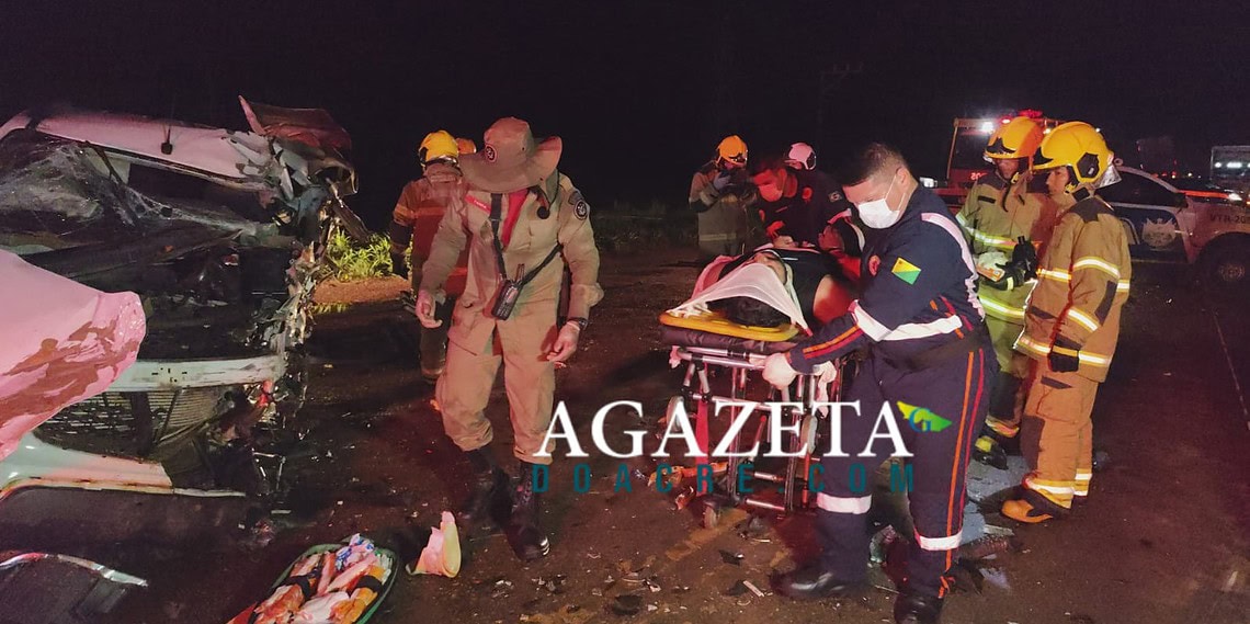 Motorista de 27 anos fica em estado grave após bater caminhonete de frente com carreta na BR-364, em Rio Branco 1 Motorista de 27 anos fica em estado grave após bater caminhonete de frente com carreta na BR-364, em Rio Branco