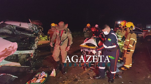Motorista de 27 anos fica em estado grave após bater caminhonete de frente com carreta na BR-364, em Rio Branco