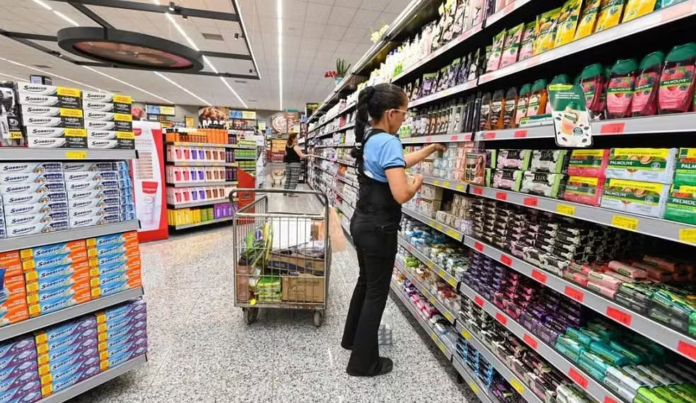 Veja o que muda com novas regras do governo para vale-refeição e vale-alimentação 1 Profissional organizando prateleira de supermercado. — Foto: Divulgação/Prefeitura de Campinas