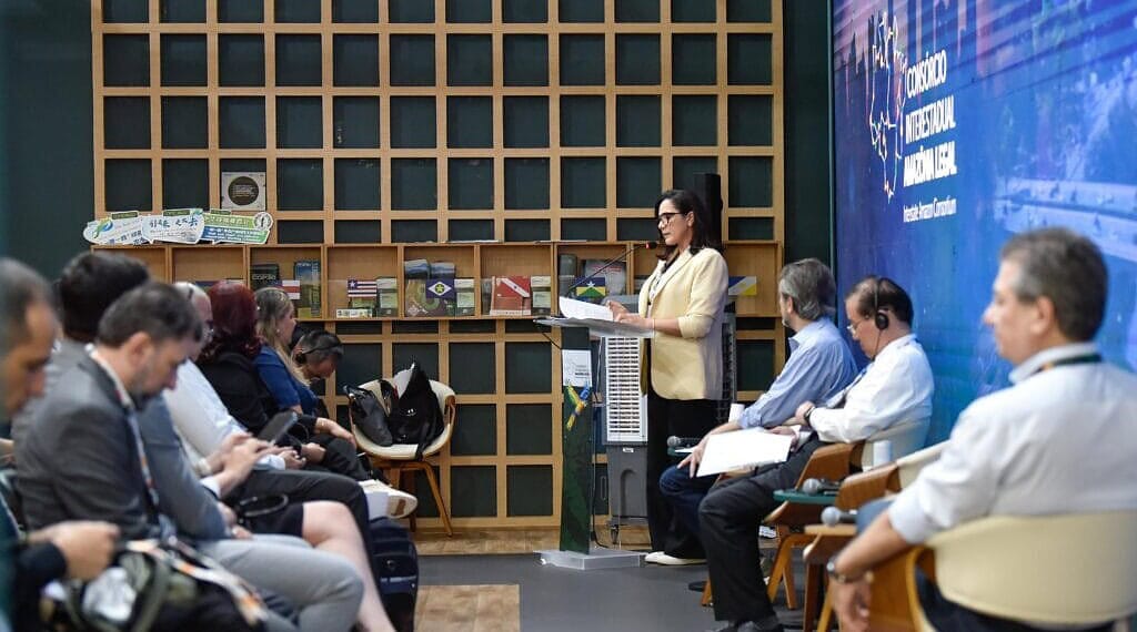 Mailza Assis destaca cooperação Brasil–China por futuro sustentável em painel da COP30 1 Vice-governadora representou o Acre na Blue Zone, em debate com autoridades chinesas - Foto: Pedro Devani/Secom